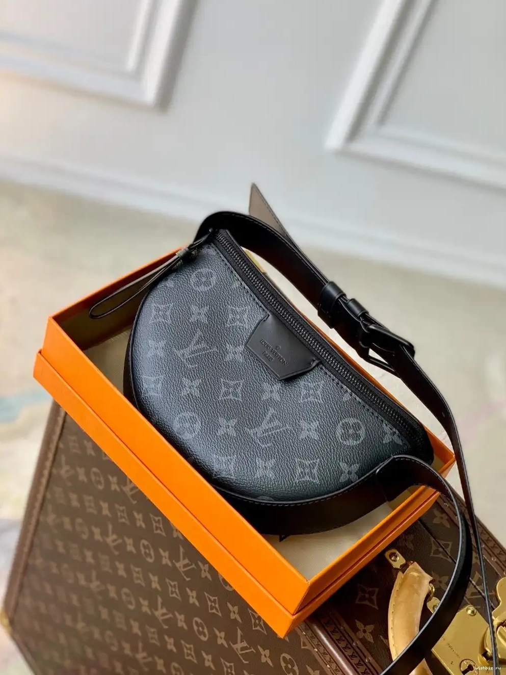 WIS Moon VUITTON LOUIS Crossbody 0520